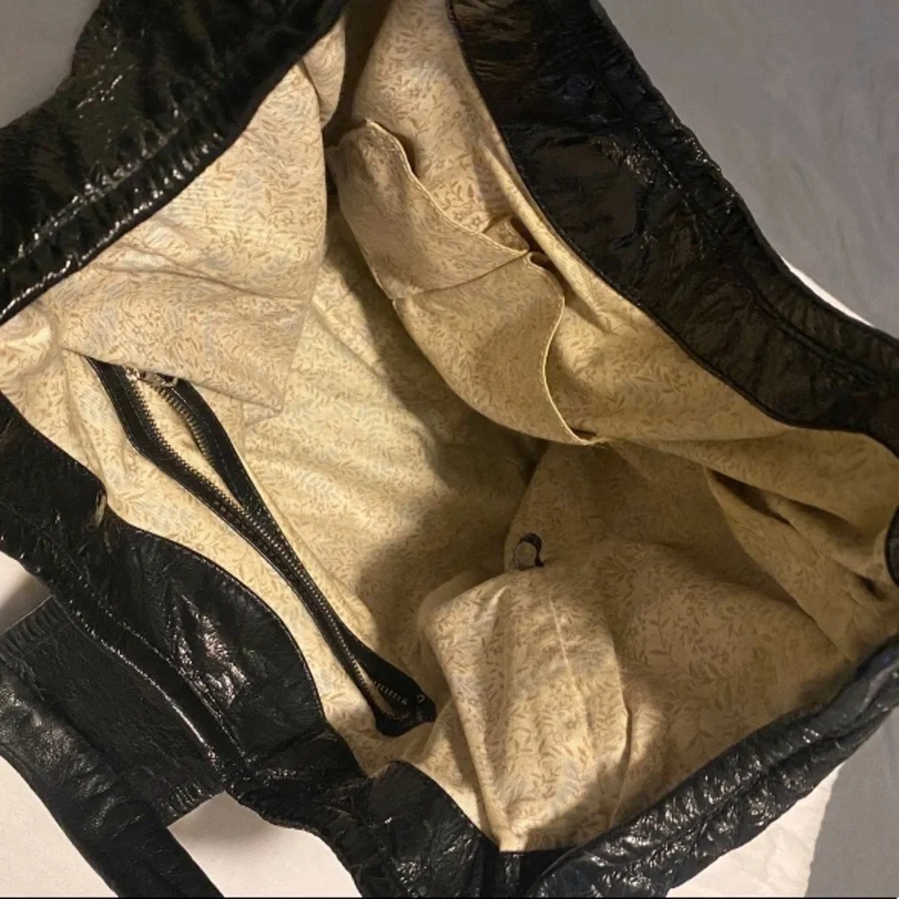 Marc by Marc Jacobs turn lock EXTRA LARGE hobo bag. GREAT condition! GREAT DEAL!